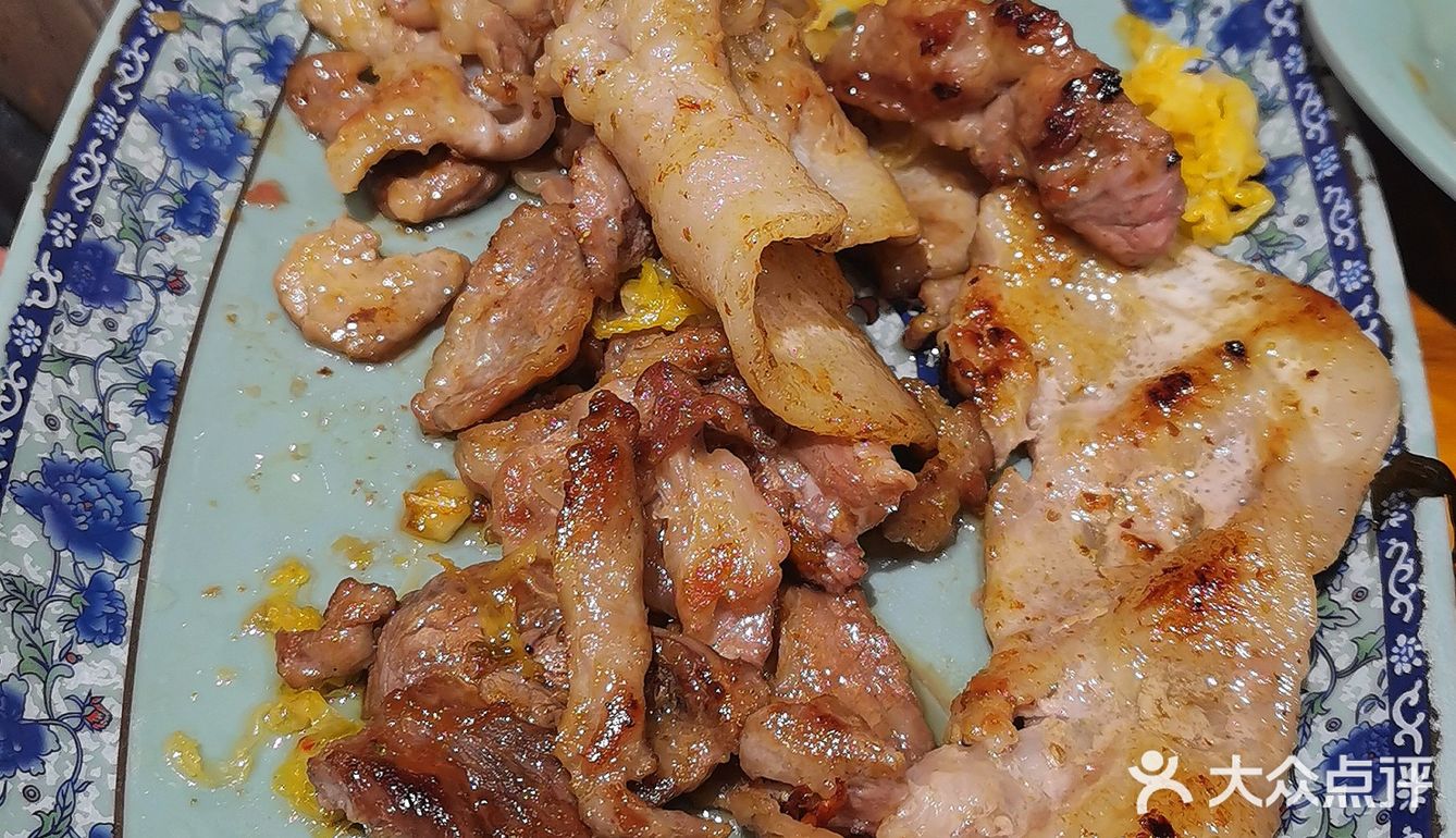 谁家烤肉店还租了等位区门面啊