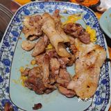 谁家烤肉店还租了等位区门面啊