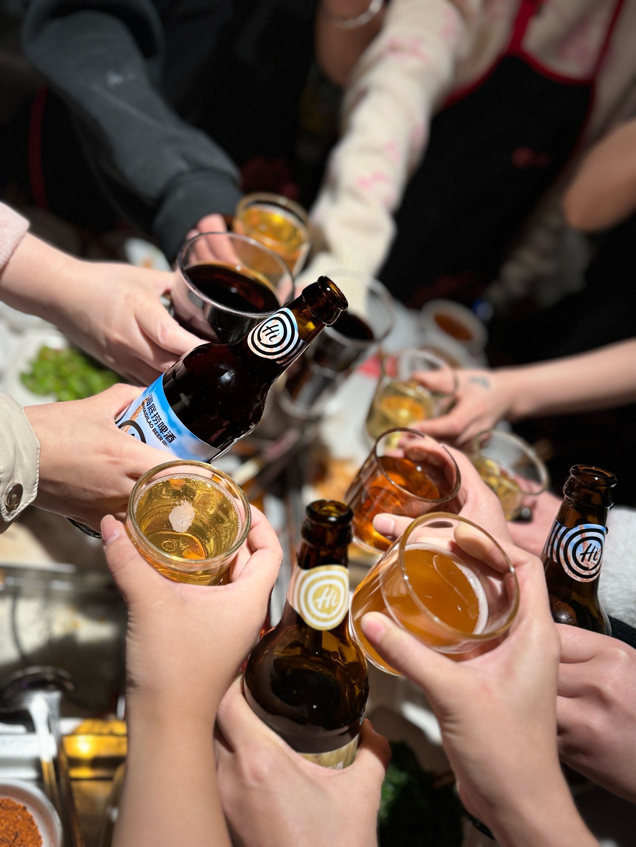 酒桌如同微型剧场,有人在这里戴上社交面具