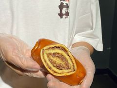 红豆碱水面包-天井·丑面包搭咖啡
