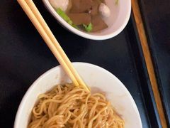 -松树干拌面店