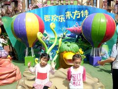 刚进大门的方特小镇-郑州方特梦幻王国