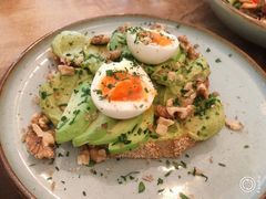 牛油果煮蛋吐司-RAC BAR(安福路店)