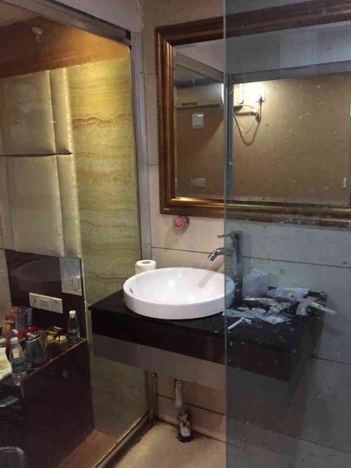 俊王酒店(北滘店)-"蚊子又多,毛巾又脏,还没风筒,住过最差的.