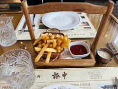 炸薯条配黑松露酱-THE PRESS(申报馆店)