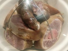 -帅巴人舅母子腊蹄民俗村