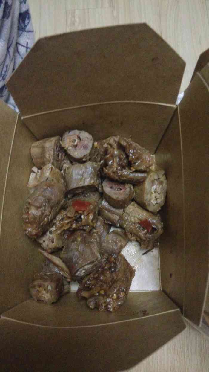 打分 叫的外卖,很奇怪为啥2份的鸭脖这么少.味道还是不错的