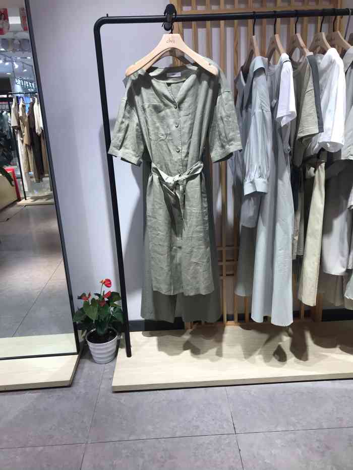 免费吃喝玩乐# elvaisland位于滨湖万达广场2楼,一家经营女装的门店