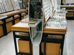 -美式眼镜·授权蔡司.依视路.尼康.豪雅.明月(人民广场店)