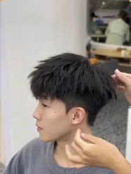 -一家只做男发烫染的店