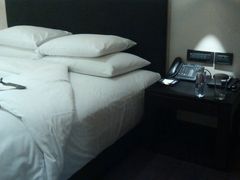 四季水平的夜床-上海璞麗酒店