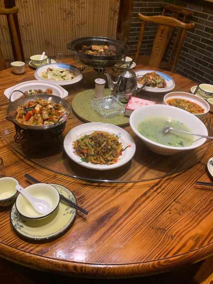 好在附近找到这家湘菜馆.