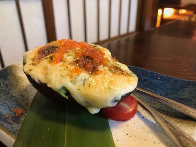 上面是苹果丝铺盖的鳗鱼 米饭里面卷的是牛油果和蟹柳 米饭卷好之后再