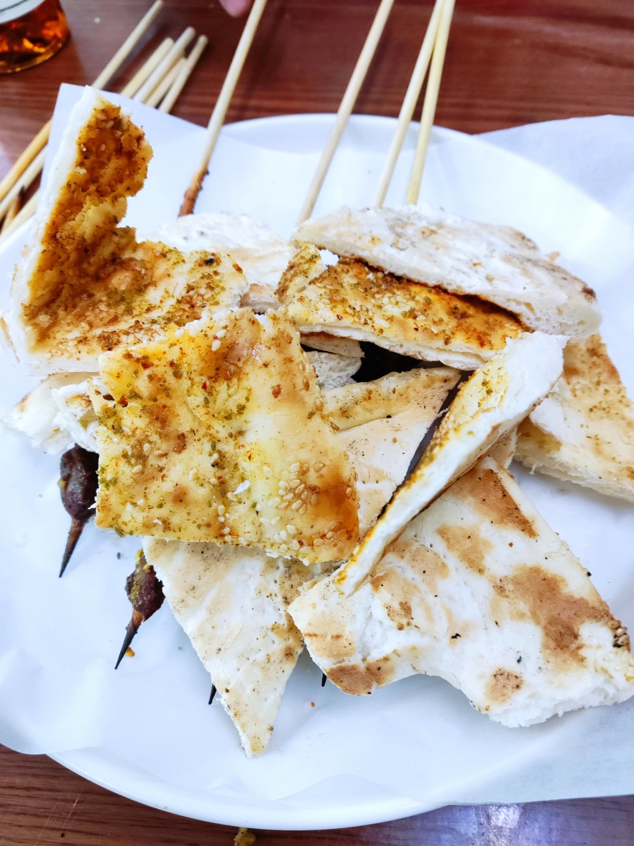 烤馕饼夹着羊肉串,噶噶香