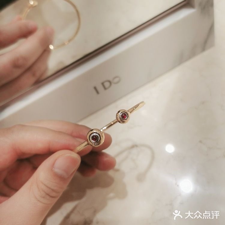 你愿意无论贫穷富有都去嫁给爱情吗?
