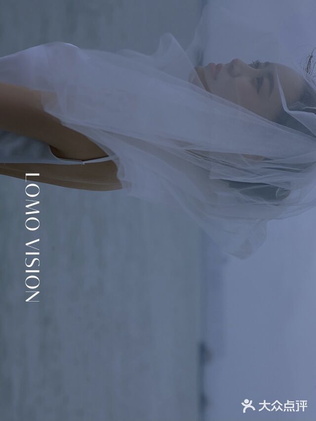 阴天下拍的电影感婚纱照🔵雾霾蓝太高级了