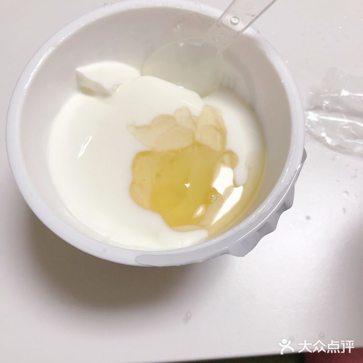 带着好奇心，我去超市买了一个，确实第一口吃下去真的巨酸