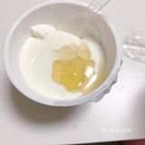 带着好奇心，我去超市买了一个，确实第一口吃下去真的巨酸