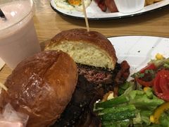 炙烤黑胡椒牛肉汉堡-HELLO 27 意面·沙拉·帕尼尼