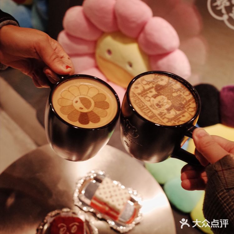 这家咖啡馆居然还是个潮流集合店?!