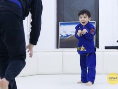 -菠萝格斗巴西柔术训练馆