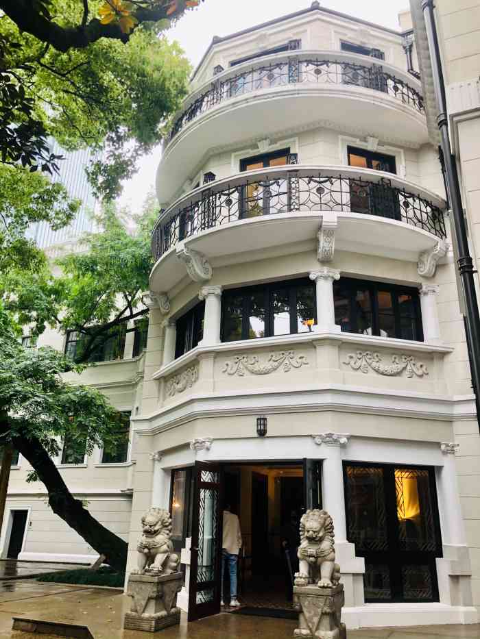 回酒店的路上,看到有很多人排队,好奇的去看了一眼,原来是prada荣宅