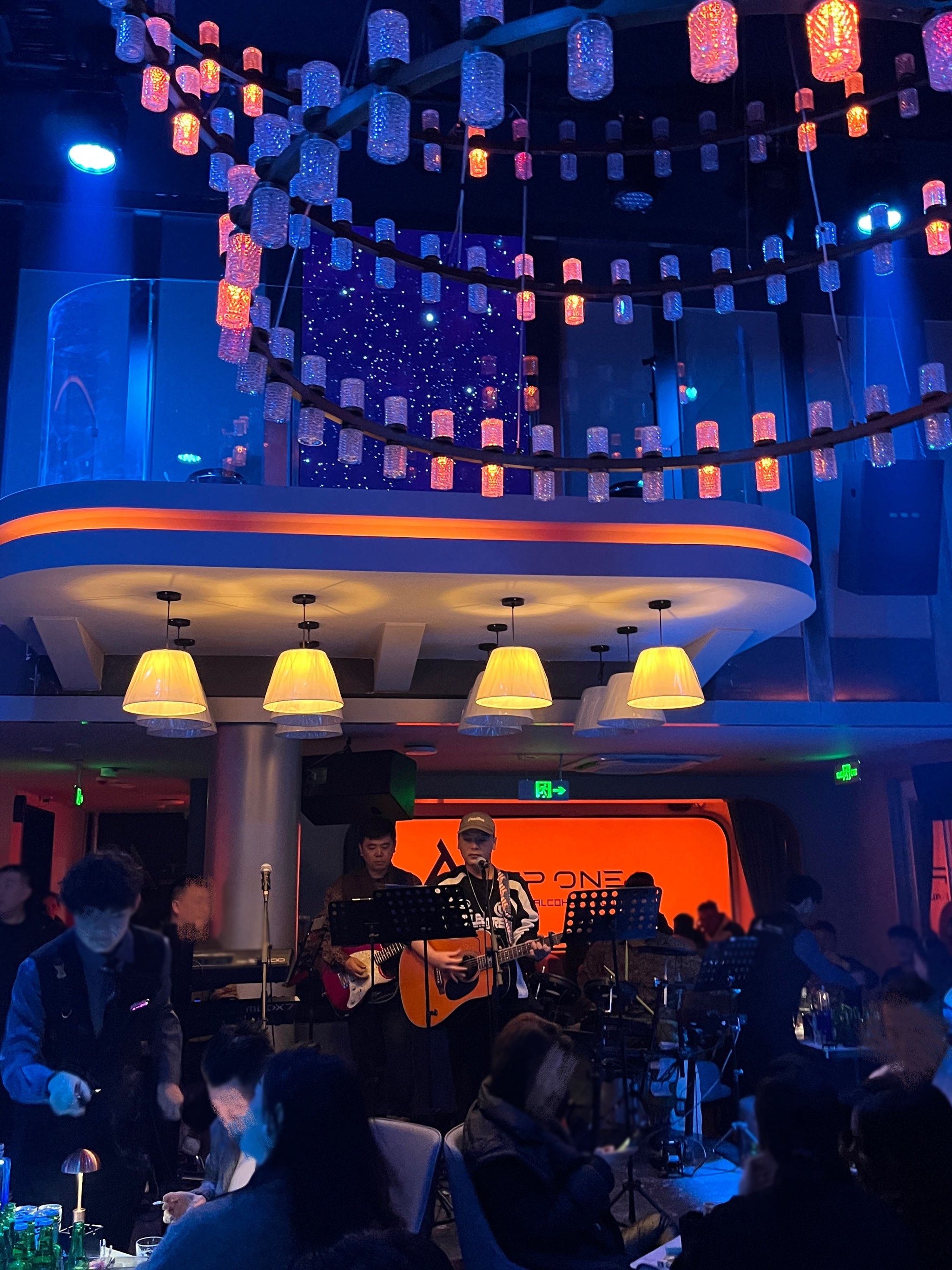 贵阳新开的酒吧～
这个氛围真的太好坐