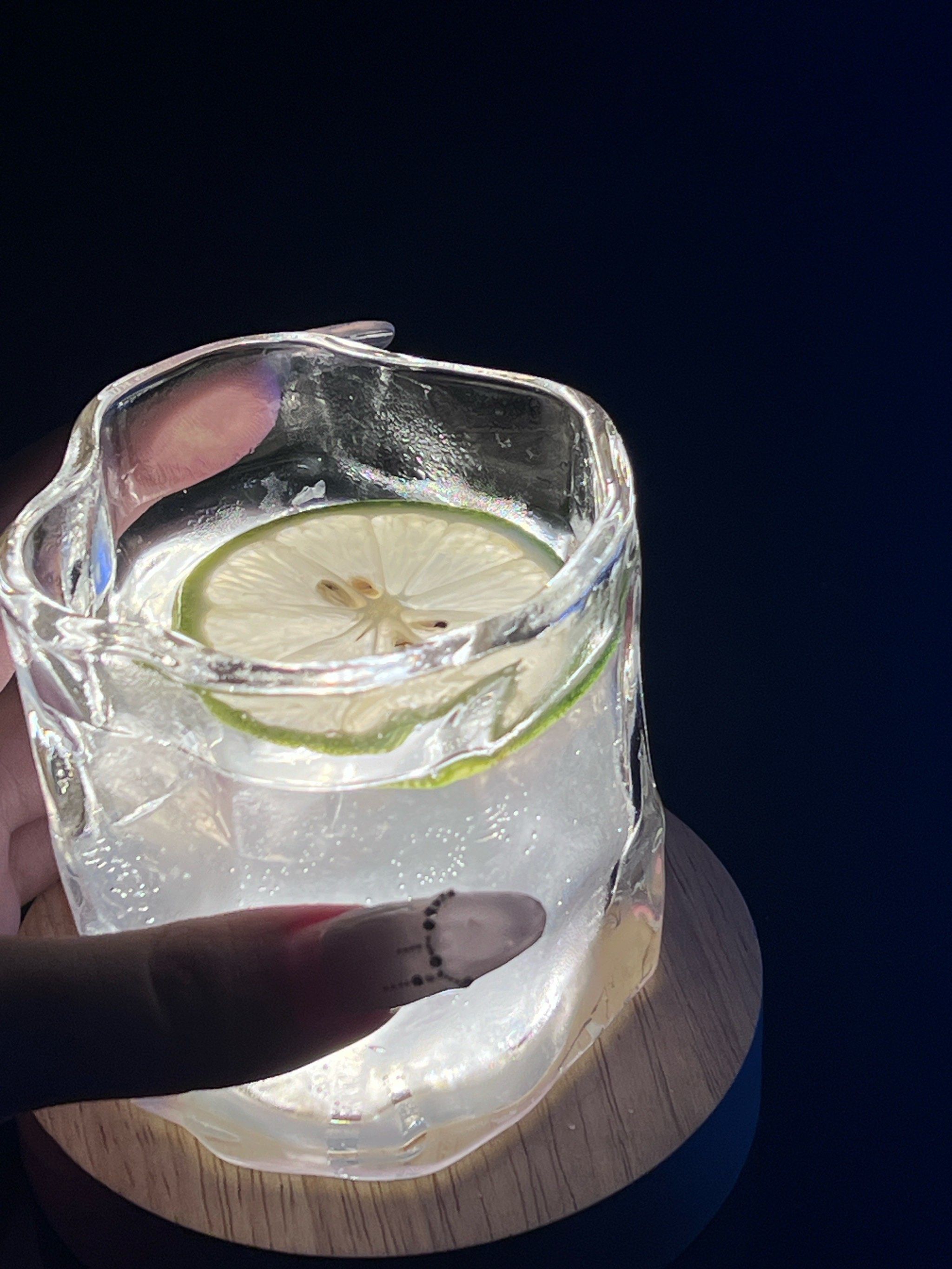 手指轻点酒杯边