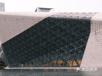 扎哈的中国首战—广州大剧院  以前的时候，总觉得它欠