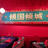 如果坐公交车来的话可以直接到，就在右手边