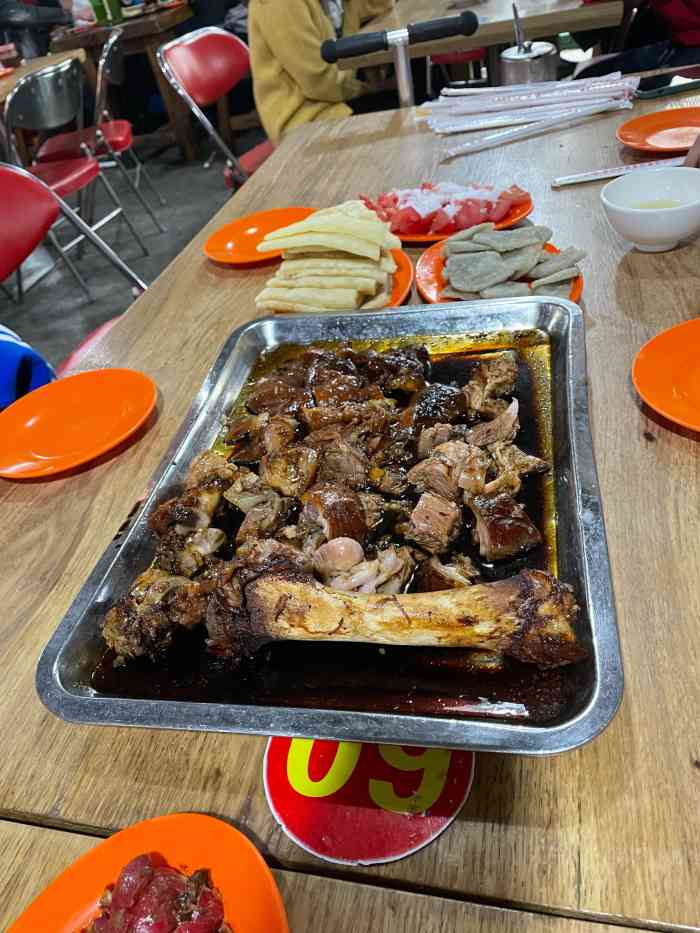 黄寺卤煮·黄寺喝酒公司-"办事路过,顺便去尝尝.店在一个地下的美.