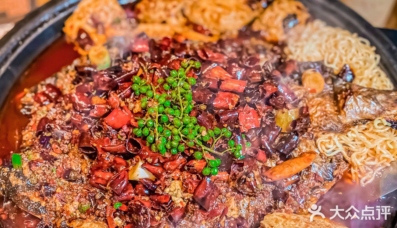 🆘在绝美的星空下，🌃吃经典麻辣烤鱼就问你燃不燃