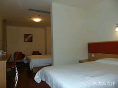 -莫泰酒店(上海虹桥北新泾地铁站天山路店)