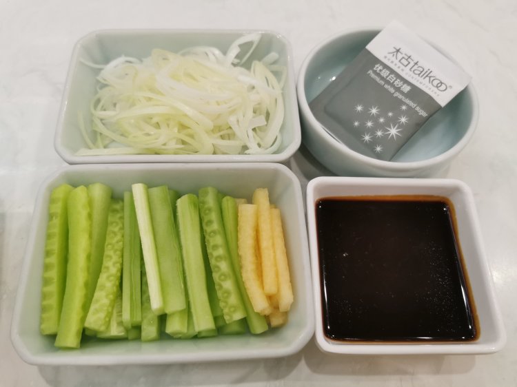 葱丝,白砂糖(没打开),黄瓜条,哈密瓜条,酱料,比较新鲜,也都是用单独