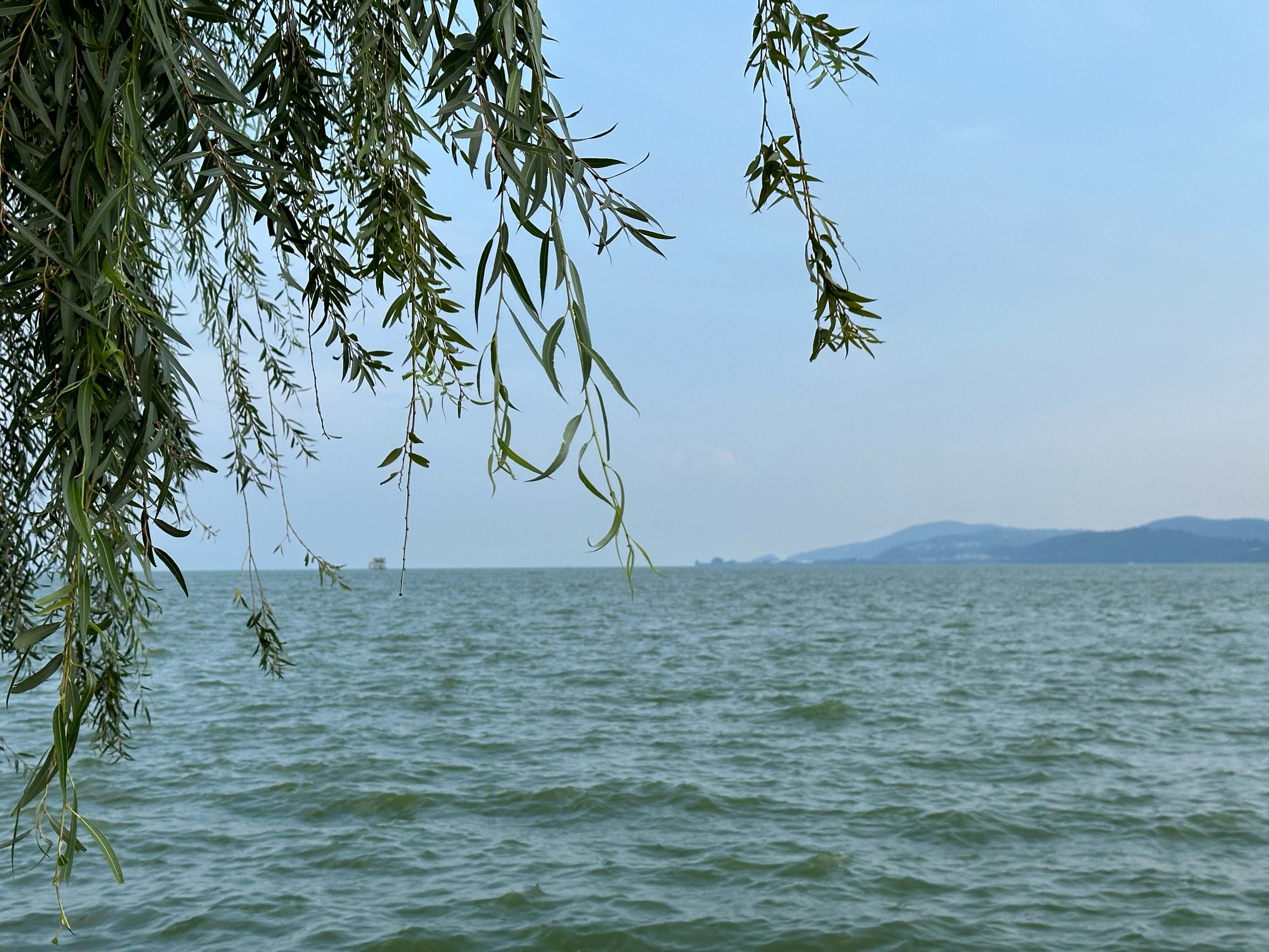 湖边散步的惬意