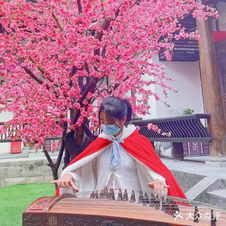 绝美的烟花从古城上空炸裂，有种让人穿梭时光的错觉