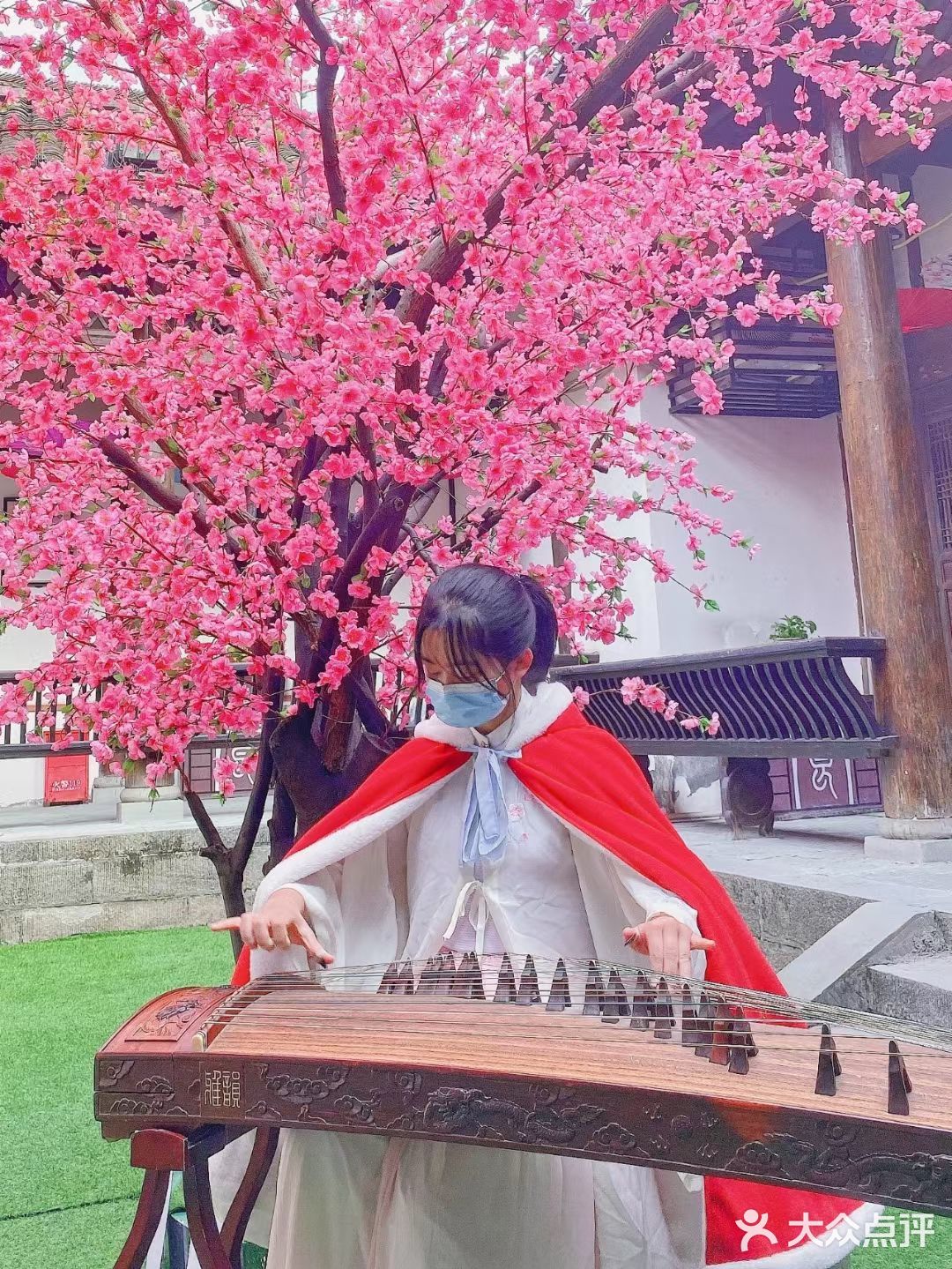 绝美的烟花从古城上空炸裂，有种让人穿梭时光的错觉