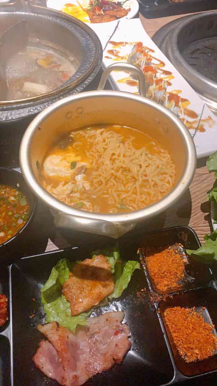 火炉火自助餐(荟聚店)-"中午11点半到店,已经排好到第13桌了,.