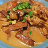 炖煮至软烂的牛腩轻轻一咬便断开