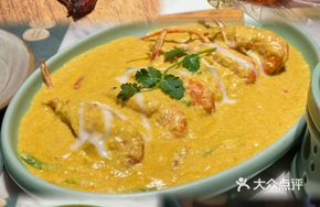 Yellow Curry Stir-fried Head-on Shrimp