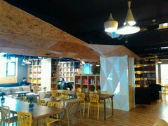 -新华里咖啡书吧(新华书店小寨店)