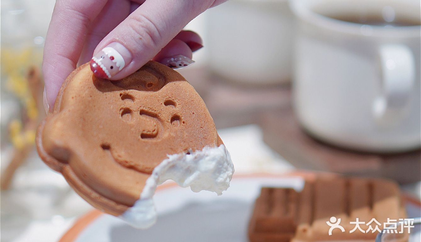 洞穴式纯白咖啡店｜滤镜我要的白是温柔的白