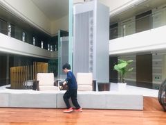 超大的客房休息区-上海滴水湖皇冠假日酒店