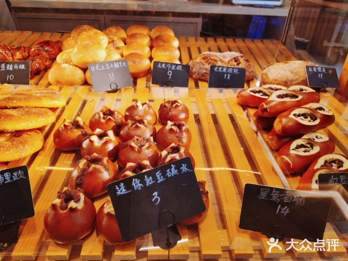 天井·丑面包搭咖啡红豆碱水面包图片