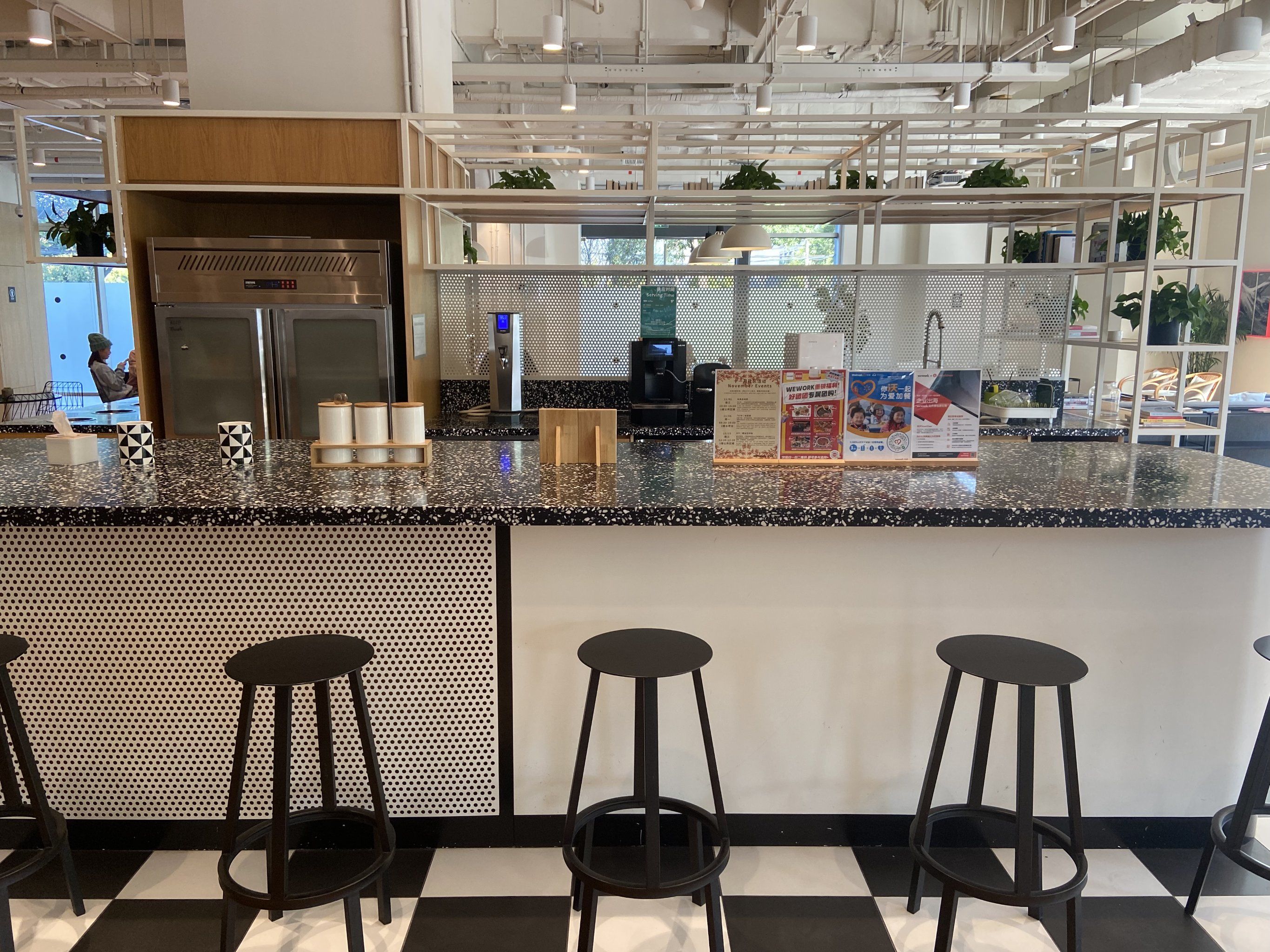 干净舒适的水吧台社区