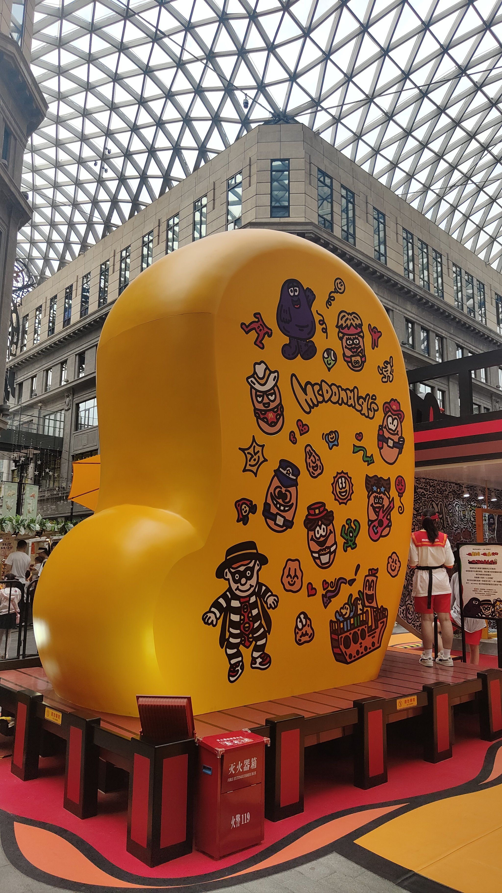 外滩中央广场的麦当劳展人太多了