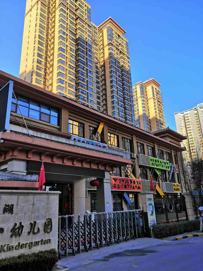 "在红庙坡街道的金辉天鹅湾小区里面的幼儿园.