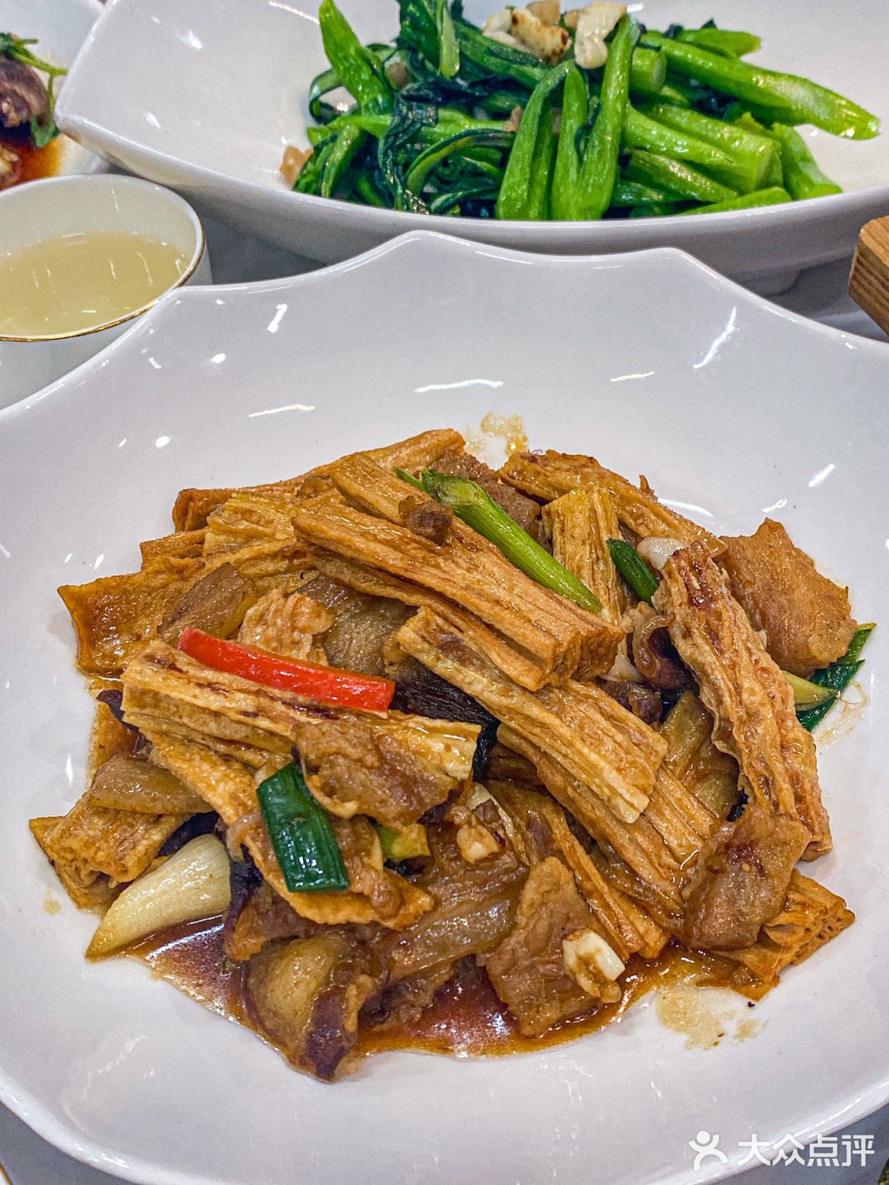 每一口都是客家菜的独特魅力。豆腐的软糯配上肉馅的鲜美