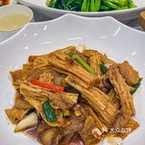 每一口都是客家菜的独特魅力。豆腐的软糯配上肉馅的鲜美