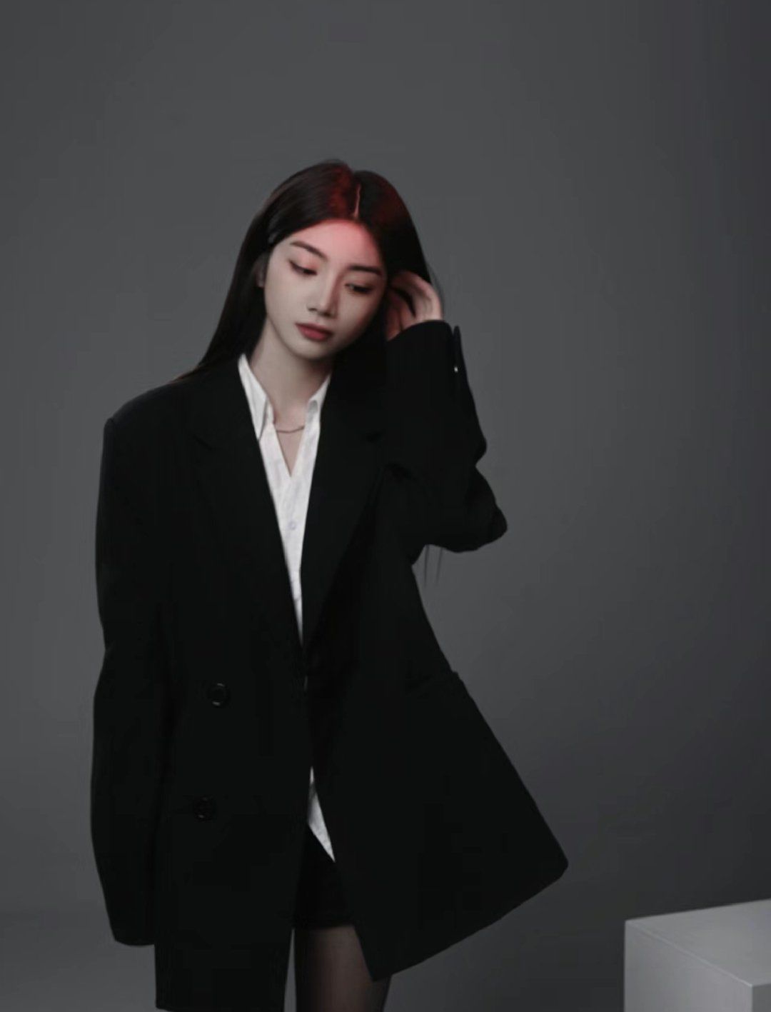 今天小姐姐约拍一组个人写真风格题材要求要酷点,我们这边就推荐这款